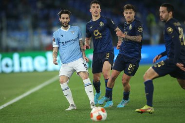 Roma, İtalya - 24.02.2022: LUIS ALBERTO (LAZIO), UEFA Avrupa Ligi Knockout Round-Offs One futbol karşılaşması sırasında Roma 'daki Olimpiyat Stadyumu' nda SS Lazio ile Porto arasında oynanan maç sırasında URIBE (PORTO) hareket halindeydi.