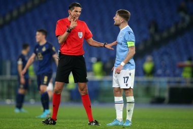 Roma, İtalya - 24.02.2022: Roma 'daki Olimpiyat Stadyumu' nda SS Lazio ile Porto arasında oynanan UEFA Avrupa Ligi Müsabakası sırasında REFEREE Deniz Aytekin SPEACK ile IMMOBILE (LAZIO)