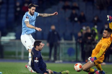 Roma, İtalya - 24.02.2022: LUIS ALBERTO (LAZIO), COSTA (PORTO), MANAFA (PORTO), UEFA Avrupa Ligi 'nin UEFA Avrupa Ligi' ndeki Knockout Round-Offs-Leg One futbol karşılaşmasında SS Lazio ve Porto arasında Roma Olimpiyat Stadyumu 'nda oynanan karşılaşma.