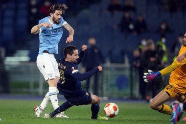 Roma, İtalya - 24.02.2022: LUIS ALBERTO (LAZIO), MANAFA (PORTO), UEFA Avrupa Ligi 'nde oynanan UEFA Avrupa Ligi Round-Offs Round-Leg One futbol karşılaşmasında SS Lazio ile Porto arasında Roma Olimpiyat Stadyumu' nda oynanan karşılaşma.