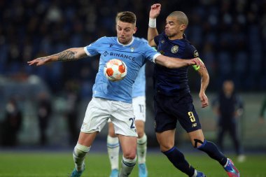 Roma, İtalya - 24.02.2022: MILINKOVIC SAVIC (LAZIO), PEPE (PORTO) UEFA Avrupa Ligi 'nin UEFA Avrupa Ligi Round-Offs Round-Leg One futbol karşılaşması sırasında SS Lazio ile Porto arasında Roma Olimpiyat Stadyumu' nda oynanan karşılaşma.
