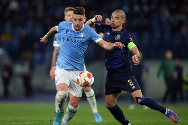 Roma, İtalya - 24.02.2022: MILINKOVIC SAVIC (LAZIO), PEPE (PORTO) UEFA Avrupa Ligi Round-Offs Round-Leg One futbol karşılaşmasında SS Lazio ile Porto arasında Roma Olimpiyat Stadyumu 'nda oynanan karşılaşma