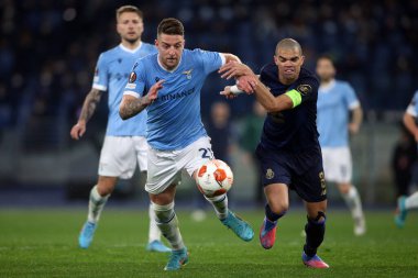 Roma, İtalya - 24.02.2022: MILINKOVIC SAVIC (LAZIO), PEPE (PORTO) UEFA Avrupa Ligi Round-Offs Round-Leg One futbol karşılaşmasında SS Lazio ile Porto arasında Roma Olimpiyat Stadyumu 'nda oynanan karşılaşma