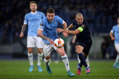 Roma, İtalya - 24.02.2022: MILINKOVIC SAVIC (LAZIO), PEPE (PORTO) UEFA Avrupa Ligi Round-Offs Round-Leg One futbol karşılaşmasında SS Lazio ile Porto arasında Roma Olimpiyat Stadyumu 'nda oynanan karşılaşma