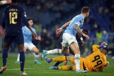 Roma, İtalya - 24.02.2022: CIRO IMMOBILE (LAZIO), DIOGO COSTA (PORTO) UEFA Avrupa Ligi Round-Offs Round-Leg One futbol karşılaşması sırasında Roma 'daki Olimpiyat Stadyumu' nda SS Lazio ile Porto arasında gerçekleşti.