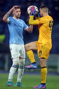 Roma, İtalya - 24.02.2022: MILINKOVIC SAVIC (LAZIO), DIOGO COSTA (PORTO), UEFA Avrupa Ligi 'nin UEFA Avrupa Ligi' ndeki Knockout-Offs Round-Leg One futbol karşılaşmasında SS Lazio ile Porto arasında Roma Olimpiyat Stadyumu 'nda oynanan karşılaşma.