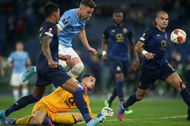 Roma, İtalya - 24.02.2022: MILINKOVIC SAVIC (LAZIO), DIOGO COSTA (PORTO), UEFA Avrupa Ligi 'nin UEFA Avrupa Ligi' ndeki Knockout-Offs Round-Leg One futbol karşılaşmasında SS Lazio ile Porto arasında Roma Olimpiyat Stadyumu 'nda oynanan karşılaşma.
