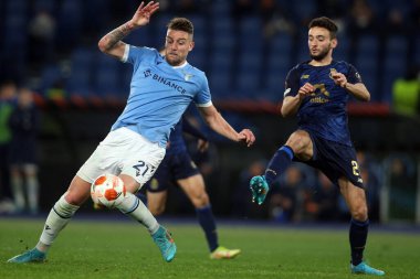 Roma, İtalya - 24.02.2022: MILINKOVIC SAVIC (LAZIO), JOAO MARIO (PORTO) UEFA Avrupa Ligi Knockout Round-Offs Round-Leg One futbol karşılaşması sırasında Roma Olimpiyat Stadyumu 'nda SS Lazio ile Porto arasında oynanan karşılaşmada