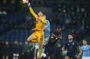Roma, İtalya - 24.02.2022: DIOGO COSTA (PORTO) UEFA Avrupa Ligi Round-Offs-Leg Bir futbol karşılaşması sırasında Roma 'daki Olimpiyat Stadyumu' nda SS Lazio ile Porto arasında başladı.