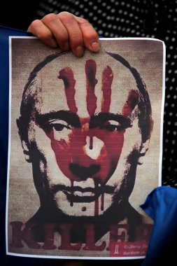 ROME, ITALY, 25.02.2022: Ukrayna topraklarındaki Rusya 'nın savaş operasyonlarına karşı Roma' daki Piazza del Campidoglio 'da toplanan Ukraynalı ve İtalyan protestocular arasında Putin' in kanlı yüzü afişte gösterildi. 