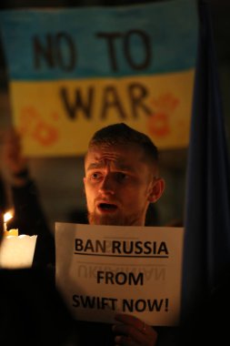 ROME, ITALY, 25.02.2022: Ukraynalı ve İtalyan protestocular, Rusya 'nın Ukrayna topraklarındaki savaş operasyonlarına karşı Roma' daki Piazza del Campidoglio 'da toplandılar. 
