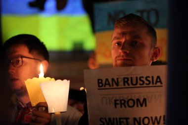 ROME, ITALY, 25.02.2022: Ukraynalı ve İtalyan protestocular, Rusya 'nın Ukrayna topraklarındaki savaş operasyonlarına karşı Roma' daki Piazza del Campidoglio 'da toplandılar. 