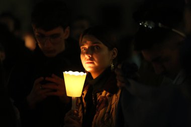 ROME, ITALY, 25.02.2022: Ukraynalı ve İtalyan protestocular, Rusya 'nın Ukrayna topraklarındaki savaş operasyonlarına karşı Roma' daki Piazza del Campidoglio 'da toplandılar. 