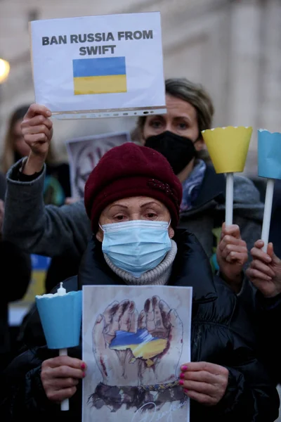 ROME, ITALY, 25.02.2022: Ukraynalı ve İtalyan protestocular Ukrayna topraklarındaki Rusya 'nın savaş operasyonlarına karşı Roma' daki Piazza del Campidoglio 'da toplandılar. 
