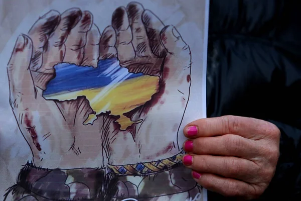 ROME, ITALY, 25.02.2022: Ukraynalı ve İtalyan protestocular Ukrayna topraklarındaki Rusya 'nın savaş operasyonlarına karşı Roma' daki Piazza del Campidoglio 'da toplandılar. 