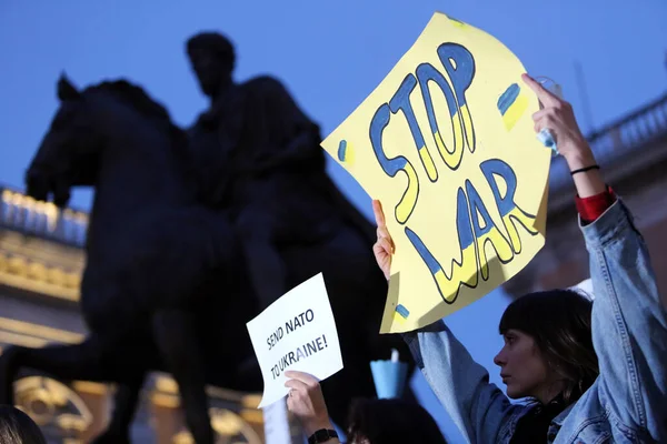 Roma Itália 2022 Menina Com Cartaz Stop War Durante Manifestantes — Fotos gratuitas