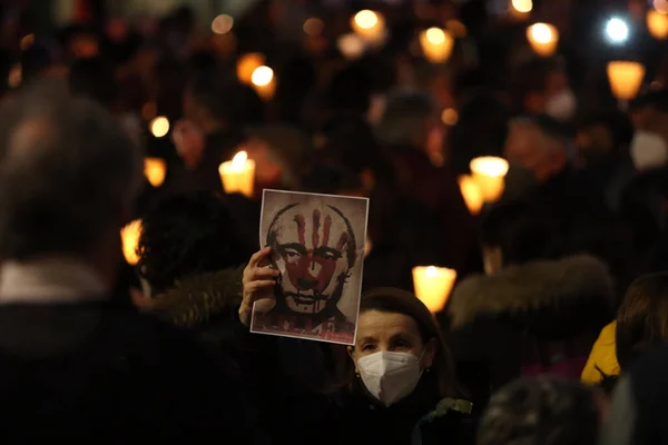 2022年2月25日 意大利罗梅市 在罗马坎皮多哥里奥广场 乌克兰和意大利抗议者手持蜡烛 抗议俄罗斯在乌克兰领土上的战争行动 妇女手持海报 脸上沾满了鲜血 — 免费的图库照片