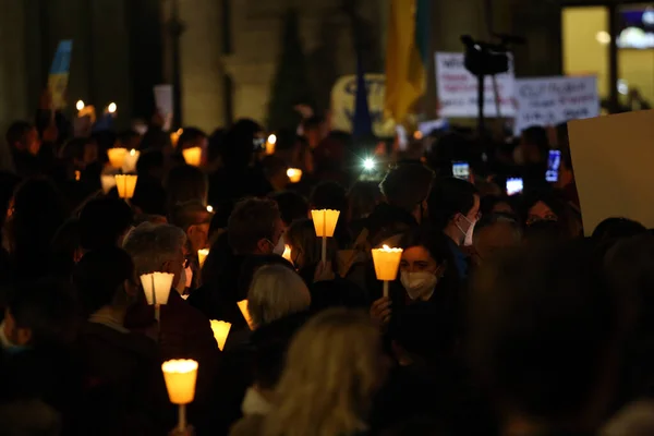 Roma Itália 2022 Manifestantes Ucranianos Italianos Com Velas Reúnem Piazza — Fotografia de Stock Grátis