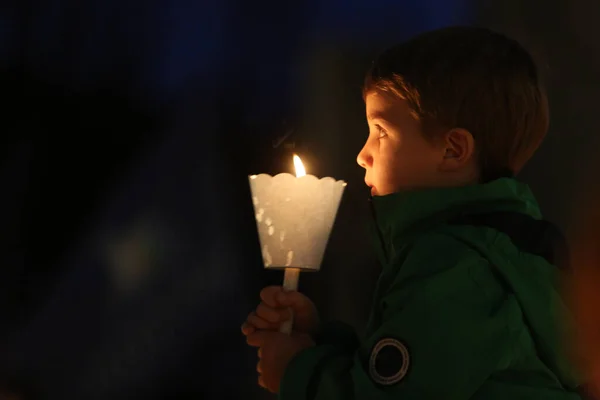 Роме Італія 2022 Дитина Тримає Факел Під Час Протестів Україні — Безкоштовне стокове фото
