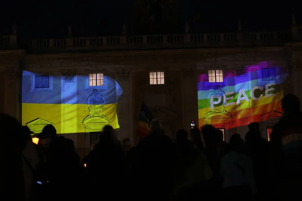 Roma Itália 2022 Bandeira Arco Íris Ucranianos Projetados Parede Capitólio — Fotos gratuitas