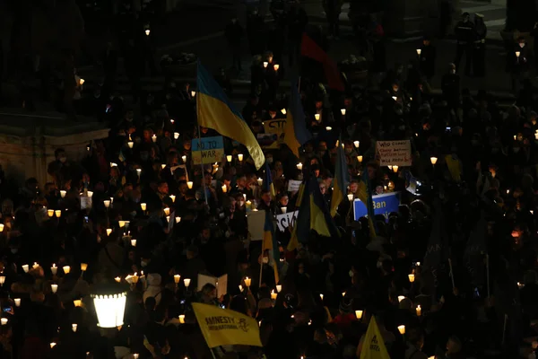 意大利 2022年2月25日 乌克兰和意大利抗议者手持蜡烛聚集在罗马的坎皮多哥里奥广场 抗议俄罗斯在乌克兰领土上的军事行动 — 免费的图库照片