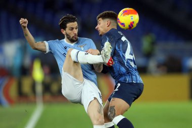 ROME, İtalya - 27.02.2022: LUIS ALBERTO (LAZIO), DI LORENZO (NAP) İtalyan Serisi sırasında SS LAZIO-NAPOLI arasındaki bir futbol maçı Roma 'daki Olimpiyat stadyumunda