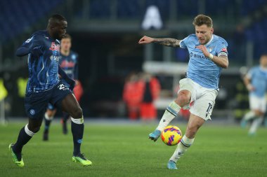 ROME, İtalya - 27.02.2022: KOULIBALY (NAP), CIRO IMMOBILE (LAZIO) İtalyan Serisi sırasında eylem halindeydi.