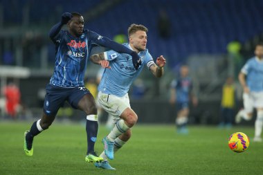 ROME, İtalya - 27.02.2022: KOULIBALY (NAP), CIRO IMMOBILE (LAZIO) İtalyan Serisi sırasında eylem halindeydi.