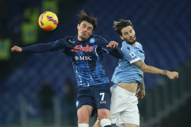 ROME, İtalya - 27.02.2022: ELMAS (NAP), LUIS ALBERTO (LAZIO) İtalyan Serisi 'nde SS LAZIO' nun NAPOLI 'ye karşı Roma Olimpiyat Stadyumu' nda oynadığı maç sırasında