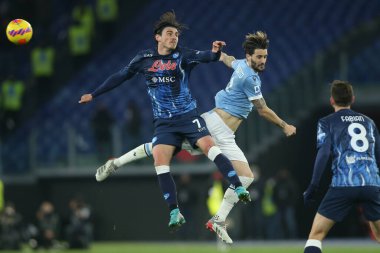ROME, İtalya - 27.02.2022: ELMAS (NAP), LUIS ALBERTO (LAZIO) İtalyan Serisi 'nde SS LAZIO' nun NAPOLI 'ye karşı Roma Olimpiyat Stadyumu' nda oynadığı maç sırasında