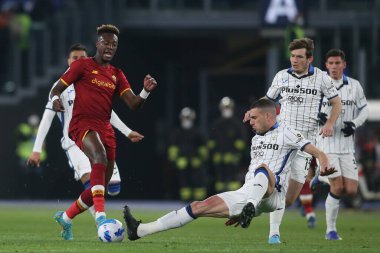 ROME, İtalya - 05.03.2022: TAMMY ABRAHAM (AS ROMA), PALOMINO (ATA) İtalyan Serisi sırasında eylem halindeydi.