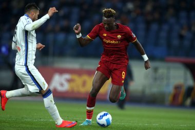 ROME, İtalya - 05.03.2022: TAMMY ABRAHAM (AS ROMA) Roma 'daki Olimpiyat Stadyumu' nda SS AS ROMA ATALANTA 'ya karşı oynanan İtalya Serisi A futbol karşılaşmasında gol attı ve NICOLO ZANIOLO (AS ROMA) ile kutladı.