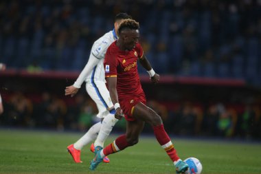ROME, İtalya - 05.03.2022: TAMMY ABRAHAM (AS ROMA) Roma 'daki Olimpiyat Stadyumu' nda SS AS ROMA ATALANTA 'ya karşı oynanan İtalya Serisi A futbol karşılaşmasında gol attı ve NICOLO ZANIOLO (AS ROMA) ile kutladı.