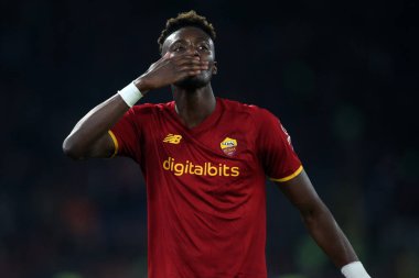 ROME, İtalya - 05.03.2022: TAMMY ABRAHAM (AS ROMA) Roma 'daki Olimpiyat Stadyumu' nda SS AS ROMA ATALANTA 'ya karşı oynanan İtalya Serisi A futbol karşılaşmasında gol attı ve NICOLO ZANIOLO (AS ROMA) ile kutladı.