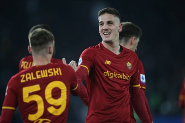 ROME, İtalya - 05.03.2022: TAMMY ABRAHAM (AS ROMA) Roma 'daki Olimpiyat Stadyumu' nda SS AS ROMA ATALANTA 'ya karşı oynanan İtalya Serisi A futbol karşılaşmasında gol attı ve NICOLO ZANIOLO (AS ROMA) ile kutladı.