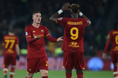 ROME, İtalya - 05.03.2022: TAMMY ABRAHAM (AS ROMA) Roma 'daki Olimpiyat Stadyumu' nda SS AS ROMA ATALANTA 'ya karşı oynanan İtalya Serisi A futbol karşılaşmasında gol attı ve NICOLO ZANIOLO (AS ROMA) ile kutladı.