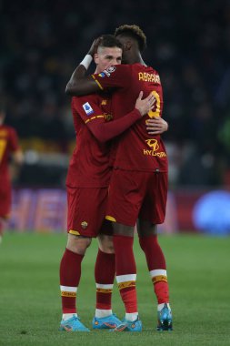 ROME, İtalya - 05.03.2022: TAMMY ABRAHAM (AS ROMA) Roma 'daki Olimpiyat Stadyumu' nda SS AS ROMA ATALANTA 'ya karşı oynanan İtalya Serisi A futbol karşılaşmasında gol attı ve NICOLO ZANIOLO (AS ROMA) ile kutladı.