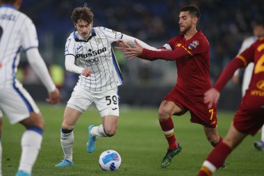 ROME, İtalya - 05.03.2022: MIRANCHUK (ATA), LORENZO PELLEGRINI (AS ROMA) İtalyan Serisi sırasında Roma 'daki Olimpiyat stadyumunda SS AS ROMA ATALANTA' ya karşı