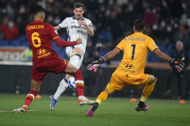 ROME, İtalya - 05.03.2022: FREULER (ATA), CRIS SMALLING (AS ROMA) İtalyan Serisi sırasında eylem halindedir.