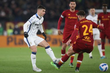 ROME, İtalya - 05.03.2022: MALINOVSKYI (ATA), KAMBULLA (AS ROMA) İtalyan Serisi sırasında SS AS ROMA ATALANTA 'ya karşı Roma Olimpiyat Stadyumu' nda oynanan karşılaşma