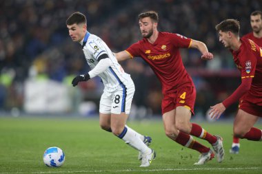 ROME, İtalya - 05.03.2022: MALINOVSKYI (ATA), BRYAN CRISTANTE (AS ROMA) İtalyan Serisi sırasında SS AS ROMA ATALANTA 'ya karşı Roma Olimpiyat Stadyumu' nda oynanan bir futbol maçı