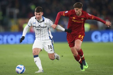 ROME, İtalya - 05.03.2022: MALINOVSKYI (ATA), KAMBULLA (AS ROMA) İtalyan Serisi sırasında SS AS ROMA ATALANTA 'ya karşı Roma Olimpiyat Stadyumu' nda oynanan karşılaşma