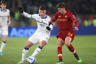 ROME, İtalya - 05.03.2022: MALINOVSKYI (ATA), KAMBULLA (AS ROMA) İtalyan Serisi sırasında SS AS ROMA ATALANTA 'ya karşı Roma Olimpiyat Stadyumu' nda oynanan karşılaşma