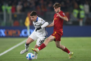 ROME, İtalya - 05.03.2022: MALINOVSKYI (ATA), MATIAS VINA (AS ROMA) İtalyan Serisi sırasında eylem halindeydi.