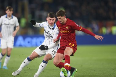ROME, İtalya - 05.03.2022: MALINOVSKYI (ATA), KAMBULLA (AS ROMA) İtalyan Serisi sırasında SS AS ROMA ATALANTA 'ya karşı Roma Olimpiyat Stadyumu' nda oynanan karşılaşma