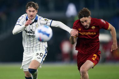 ROME, İtalya - 05.03.2022: MIRANCHUK (ATA), MATIAS VINA (AS ROMA) İtalyan Serisi 'nde SS AS ROMA ATALANTA' ya karşı Roma Olimpiyat Stadyumu 'nda oynanan futbol maçı