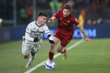 ROME, İtalya - 05.03.2022: MALINOVSKYI (ATA), MATIAS VINA (AS ROMA) İtalyan Serisi sırasında eylem halindeydi.