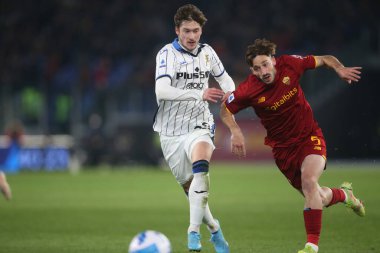 ROME, İtalya - 05.03.2022: MIRANCHUK (ATA), MATIAS VINA (AS ROMA) İtalyan Serisi 'nde SS AS ROMA ATALANTA' ya karşı Roma Olimpiyat Stadyumu 'nda oynanan futbol maçı