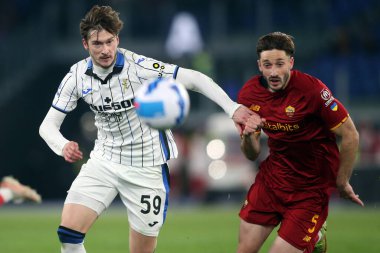 ROME, İtalya - 05.03.2022: MIRANCHUK (ATA), MATIAS VINA (AS ROMA) İtalyan Serisi 'nde SS AS ROMA ATALANTA' ya karşı Roma Olimpiyat Stadyumu 'nda oynanan futbol maçı