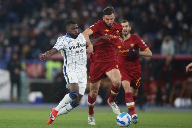 ROME, İtalya - 05.03.2022: BOGA (ATA), BRYAN CRISTANTE (AS ROMA) İtalyan Serisi 'nde SS AS ROMA ATALANTA' ya karşı Roma Olimpiyat Stadyumu 'nda oynanan futbol maçı